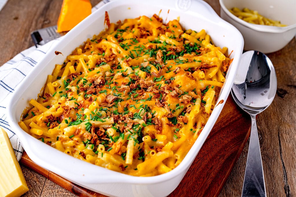 Mac and Cheese in einer Auflaufform mit Röstzwiebeln und Schnittlauch