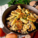 Frische schnelle Maultaschenpfanne mit Eiern und Kräutern in einer Pfanne serviert. und C