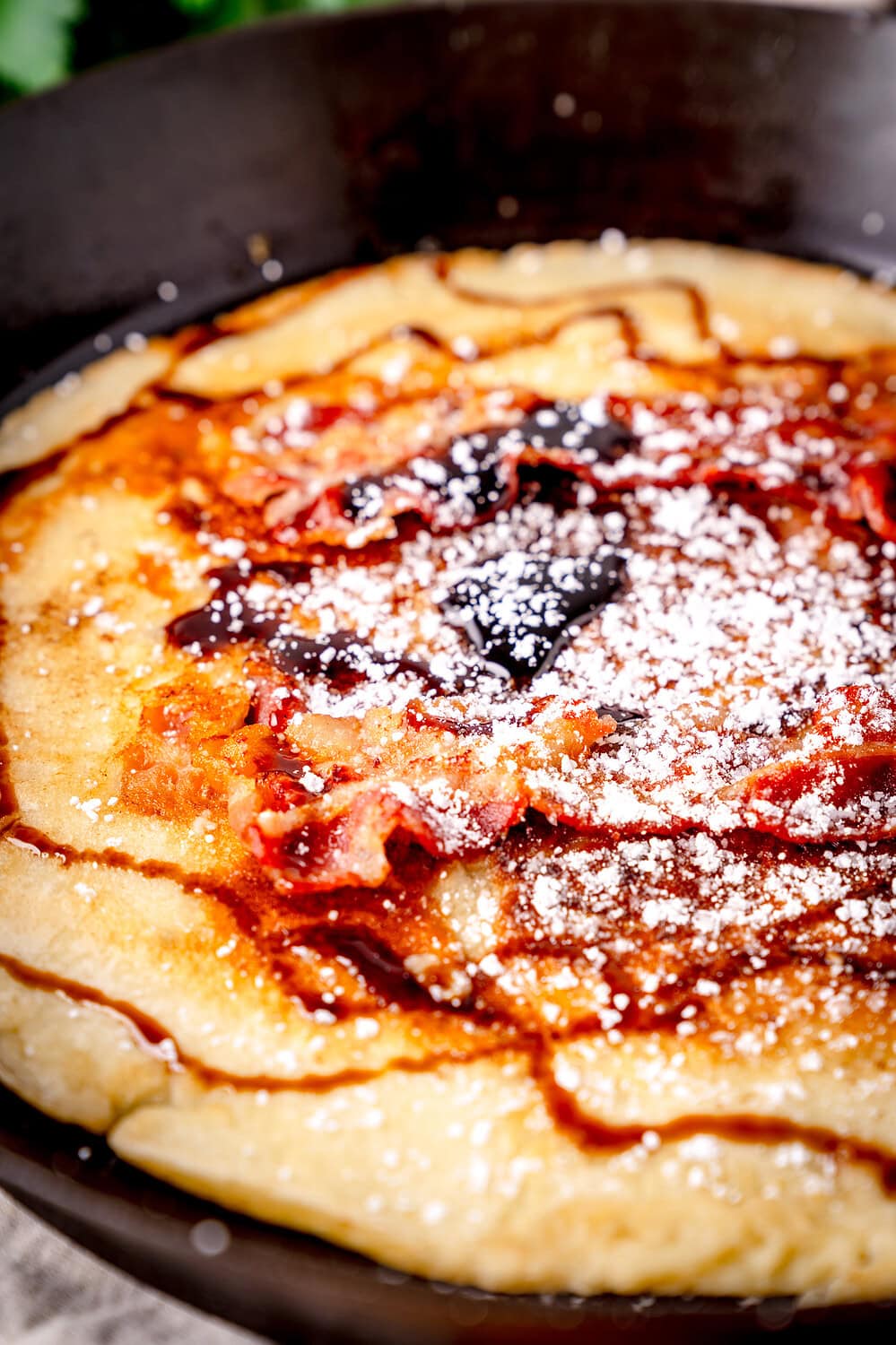 Delicious bacon pancake recipe with powdered sugar and sugar beet syrup.