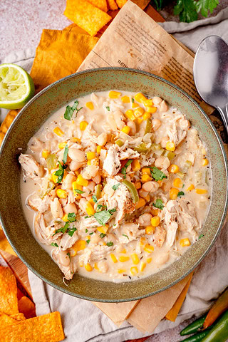Leckeres Hühner-Chili mit weißen Bohnen, Mais und frischer Petersilie.