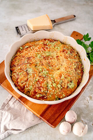Käse-Knoblauch-Schnecken in runder Backform