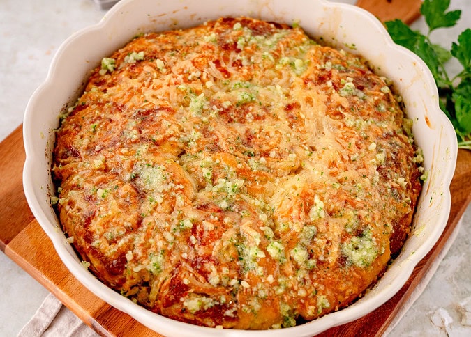 Käse-Knoblauch-Schnecken in runder Backform