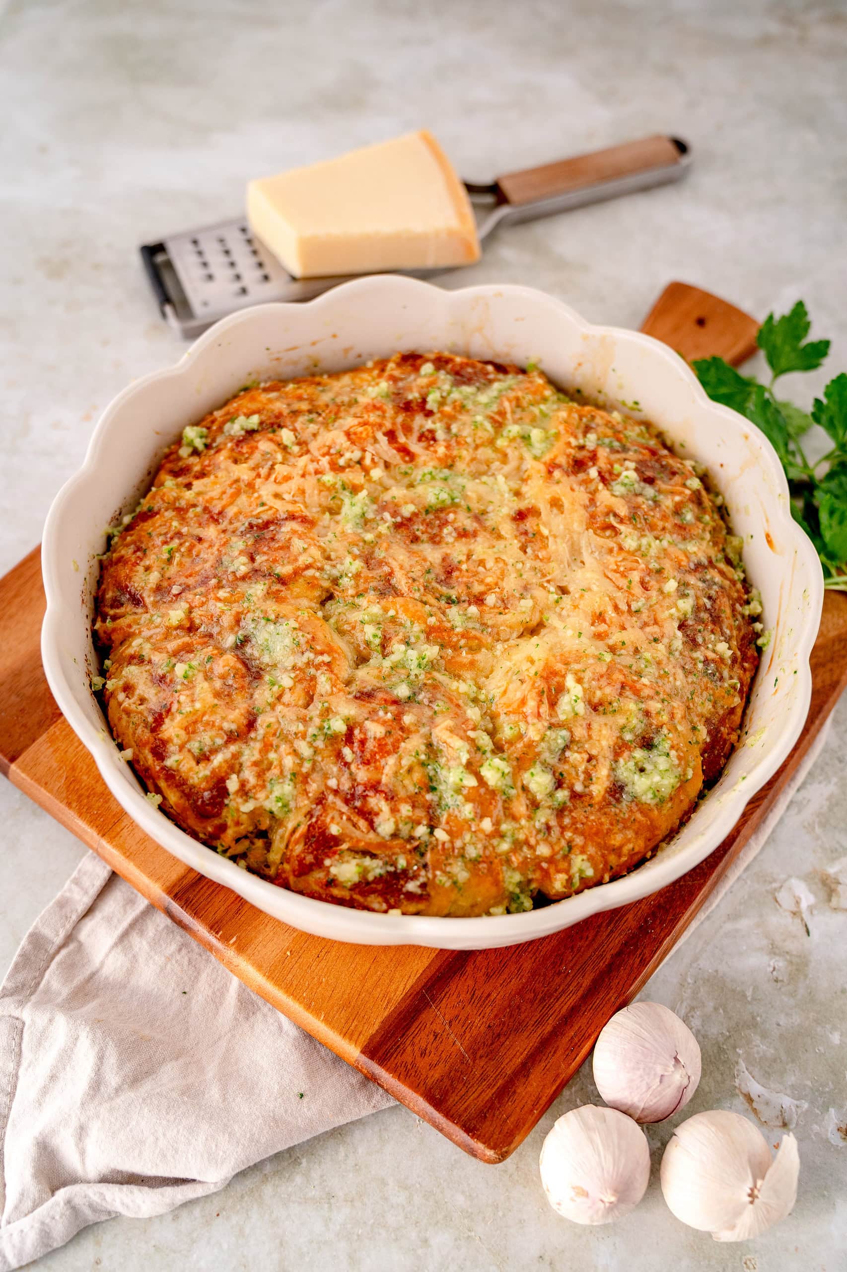 Käse-Knoblauch-Schnecken in runder Backform