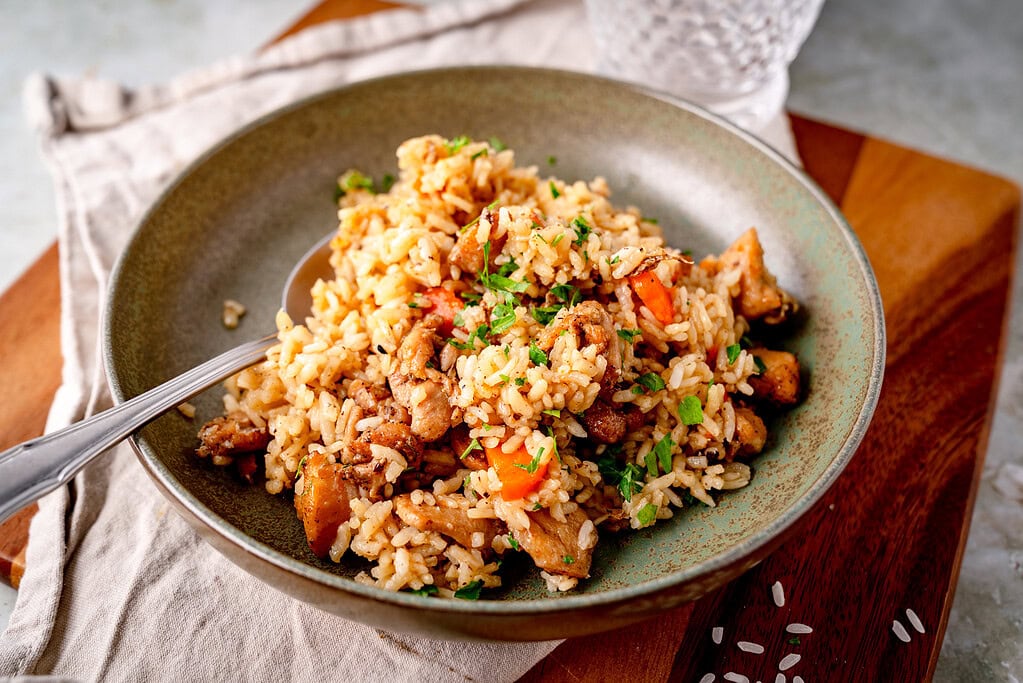 Eine Portion Pollo Fino Plov mit Karotten und Petersilie