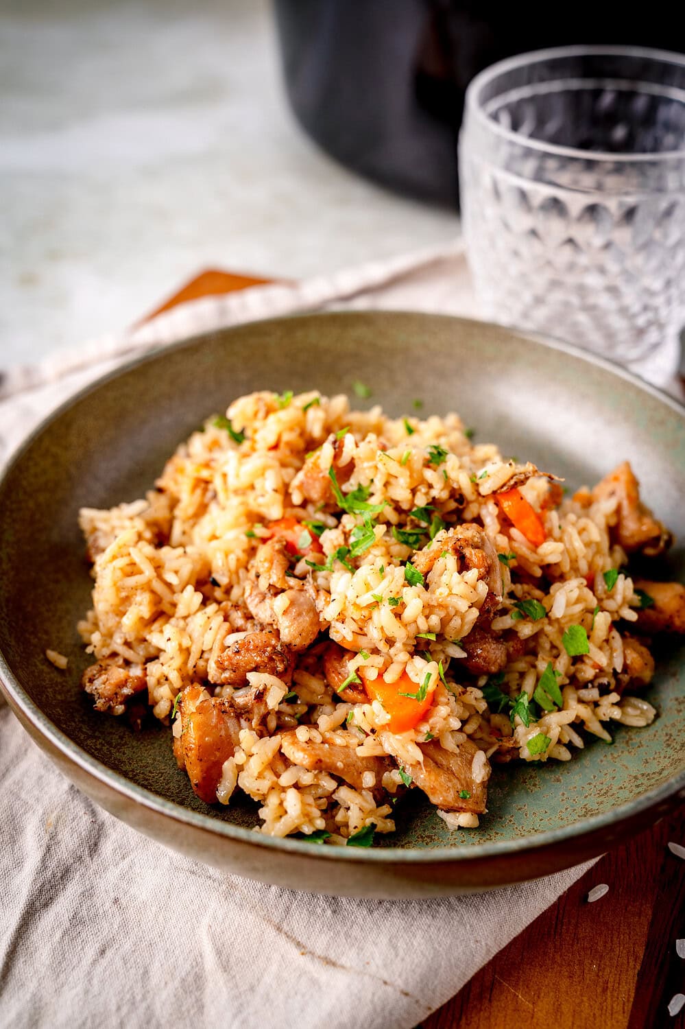 Plov mit Hähnchen serviert auf einem Teller
