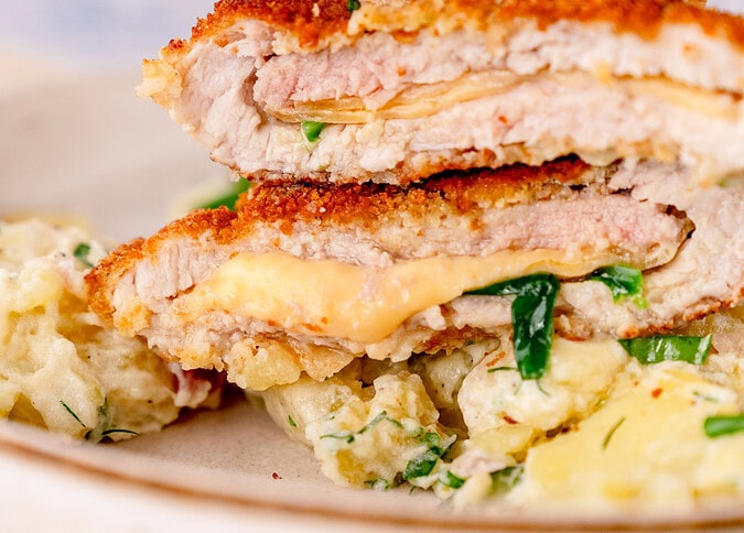 Leckere gefülltes Schnitzel mit Bärlauch und Käse