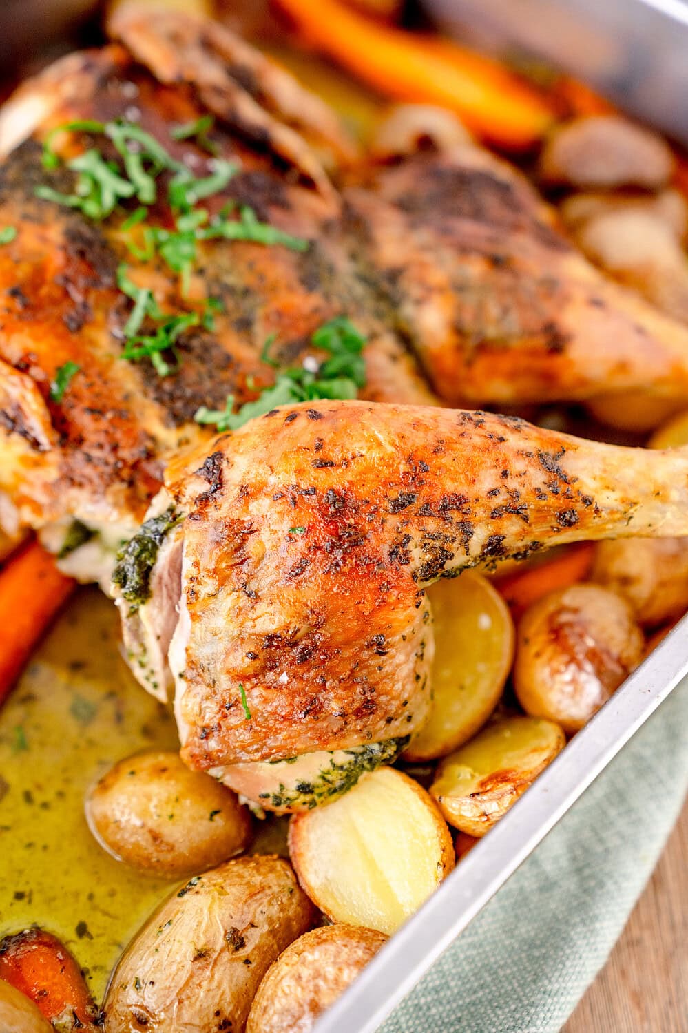 Ofenhähnchen vom Blech mit Bärlauchbutter