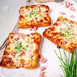 Einfache Flammkuchentoasts mit Speck, Zwiebeln und Schnittlauch