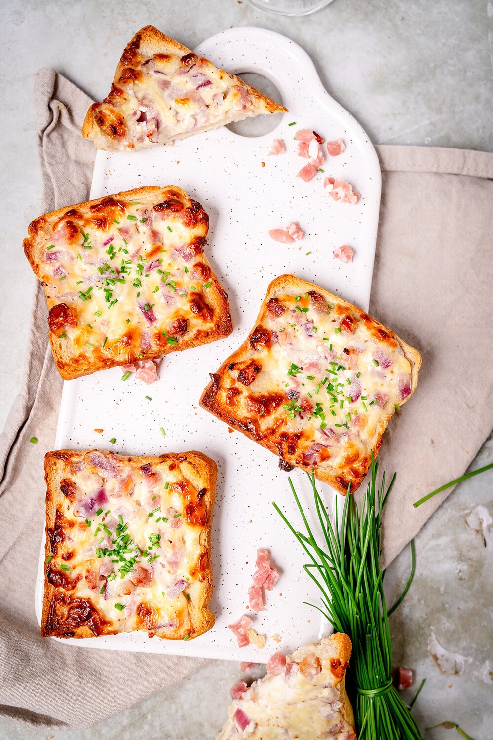 Tarte flambée toasts, the quick after-work snack with bacon and onions