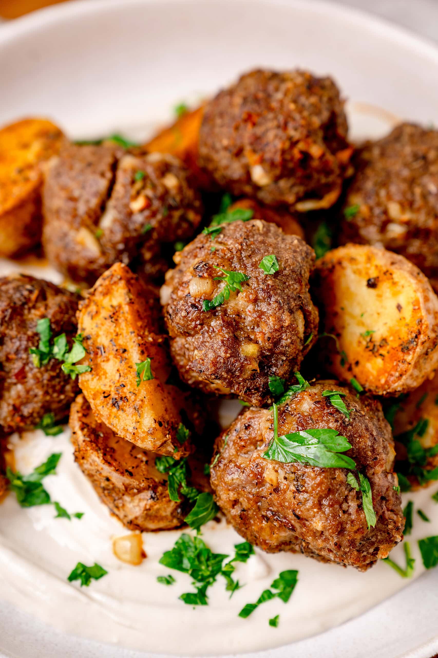 Ofenköfte aus der Heißluftfritteuse mit Kartoffeln
