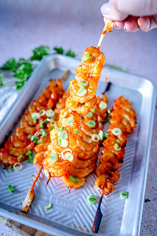 Saftige Gochujang Garnelenspieße vom Grill mit Frühlingszwiebeln