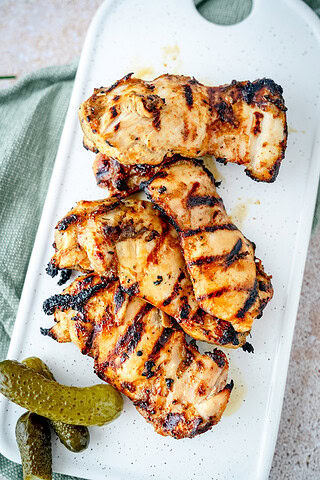Lecker gegrillte Pollo Fino mit einer Marinade aus Gurkenwasser, also eine Pickle Brine Marinade