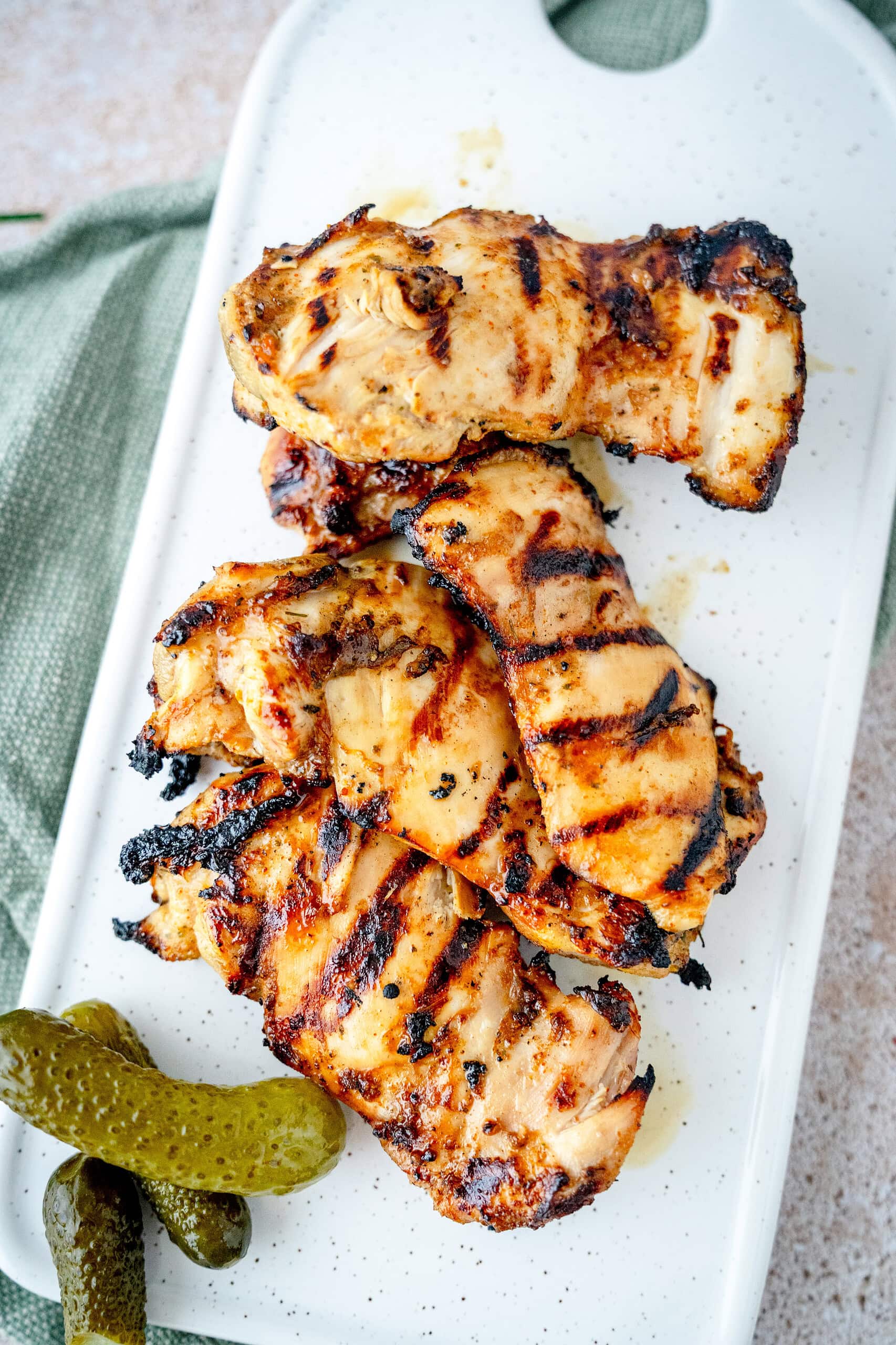 Lecker gegrillte Pollo Fino mit einer Marinade aus Gurkenwasser, also eine Pickle Brine Marinade