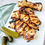 Lecker marinierte Hähnchenkeulensteaks aus einer Gurkenwassermarinade