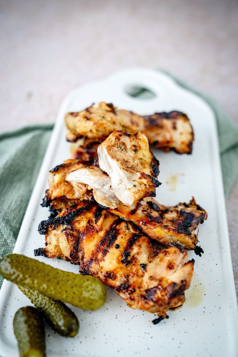Eingelegte Gurken mit Hähnchensteaks aus einer Pickle Brine Marinade