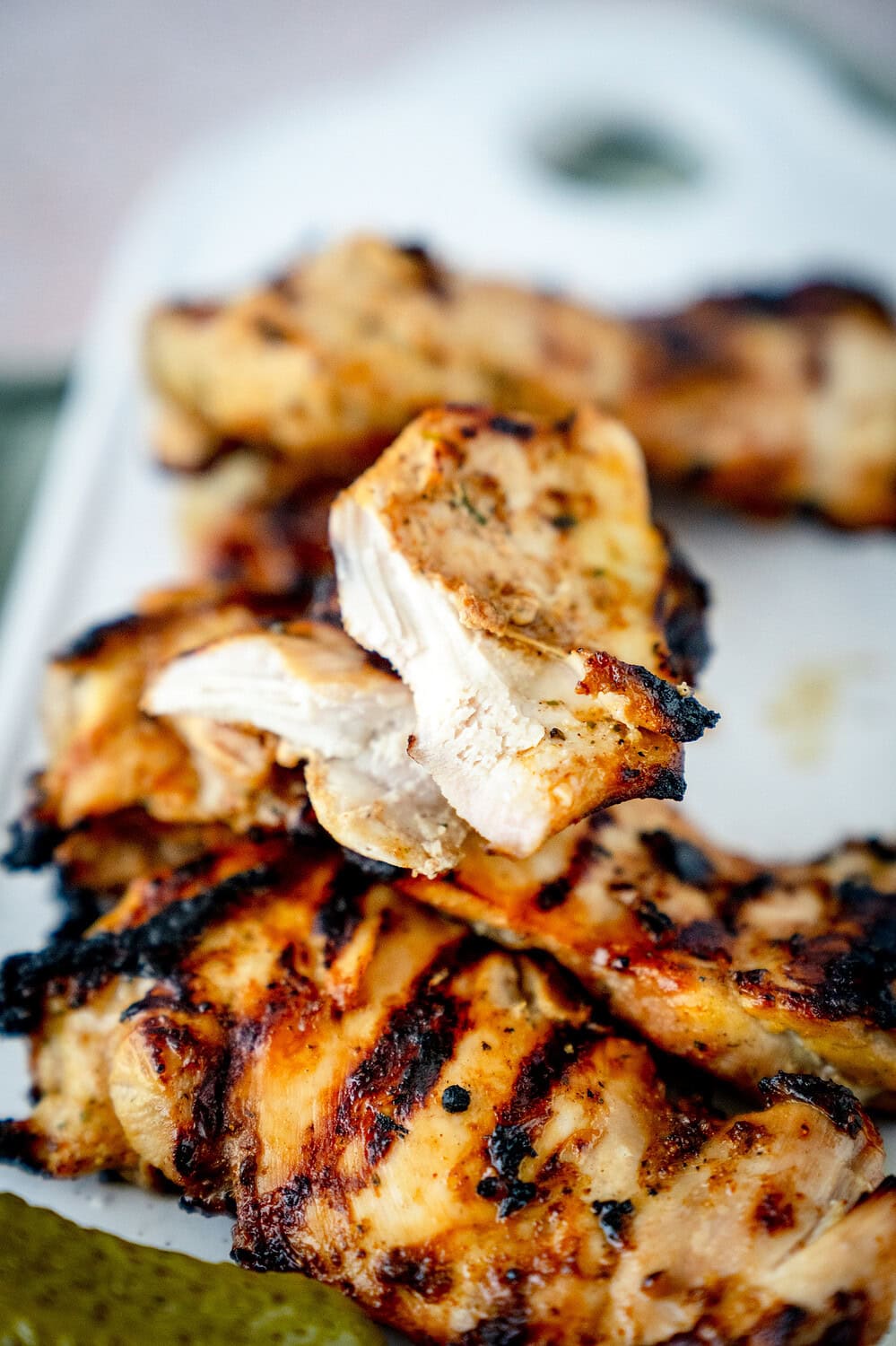 Gegrillte Hächenkeulensteaks aus einer aromatischen Pickle Brine Marinade