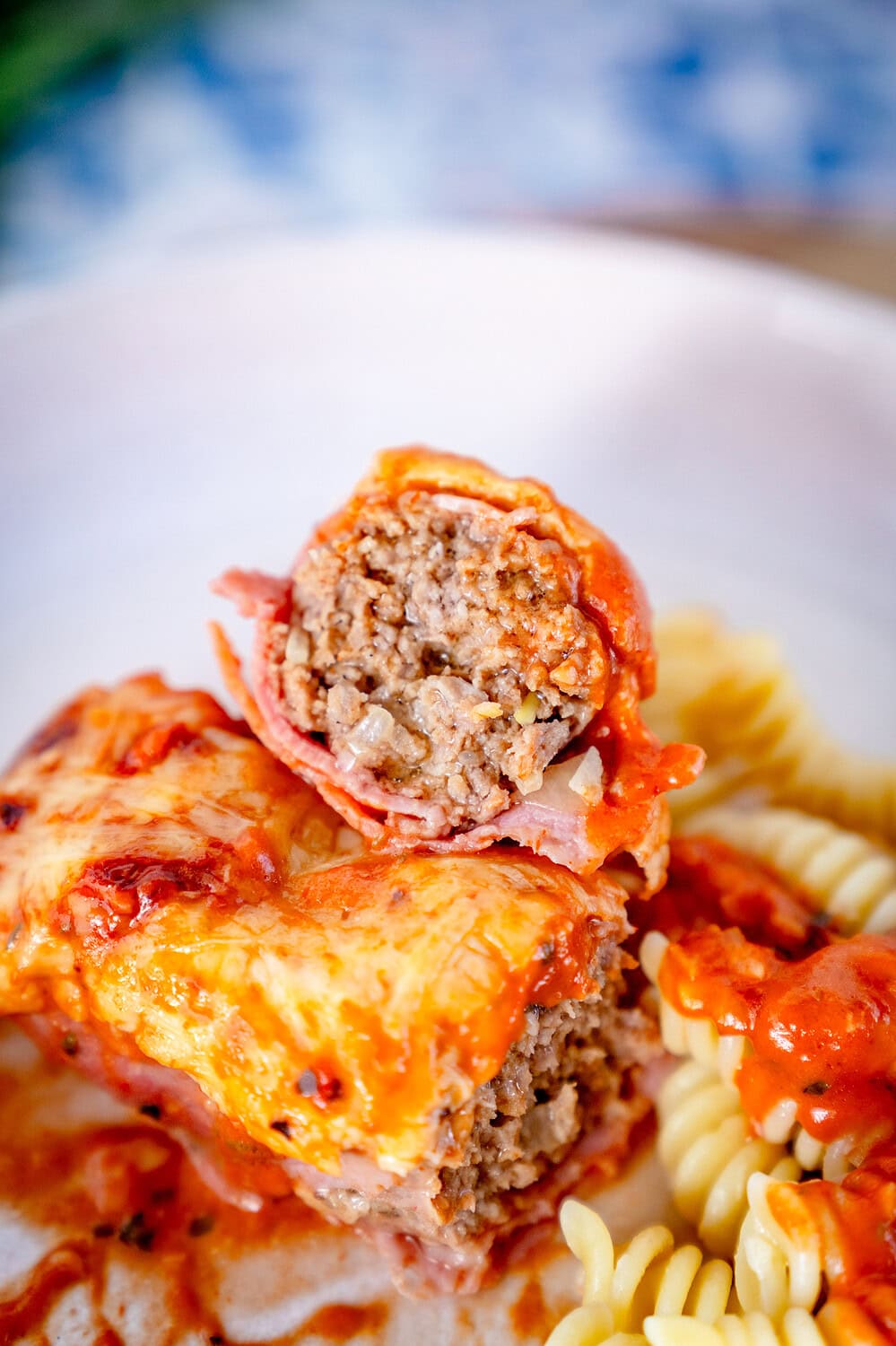 Sliced ​​ham meat rolls with tomato cream sauce