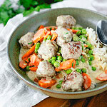 Lecker und einfach zuzubereitender Wikingertopf mit Reis, Hackbällchen, Erbsen und Möhren.