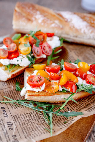 Burrata Baguette mit Kirschtomaten