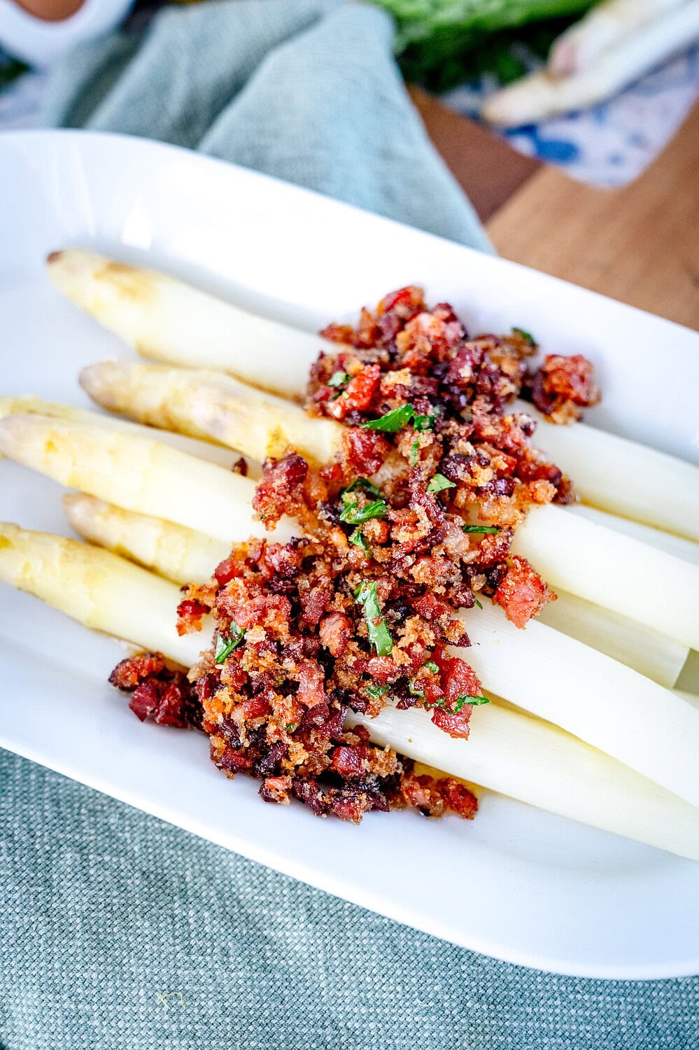 Crispy bacon sauce on white asparagus