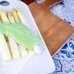 Tartar sauce for asparagus made from wild garlic and parsley