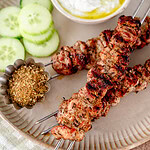 Leckere Gyros Grillspieße mit Gurken