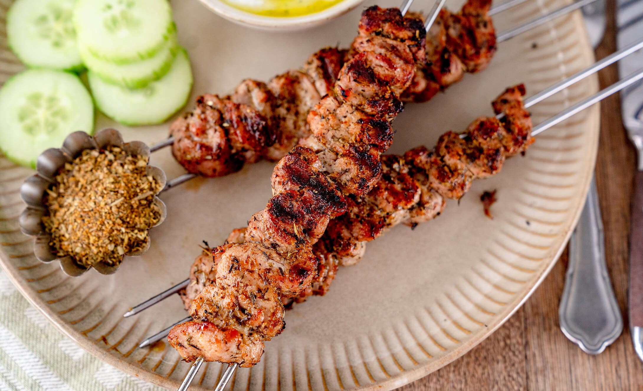 Leckere Gyros Grillspieße mit Gurken