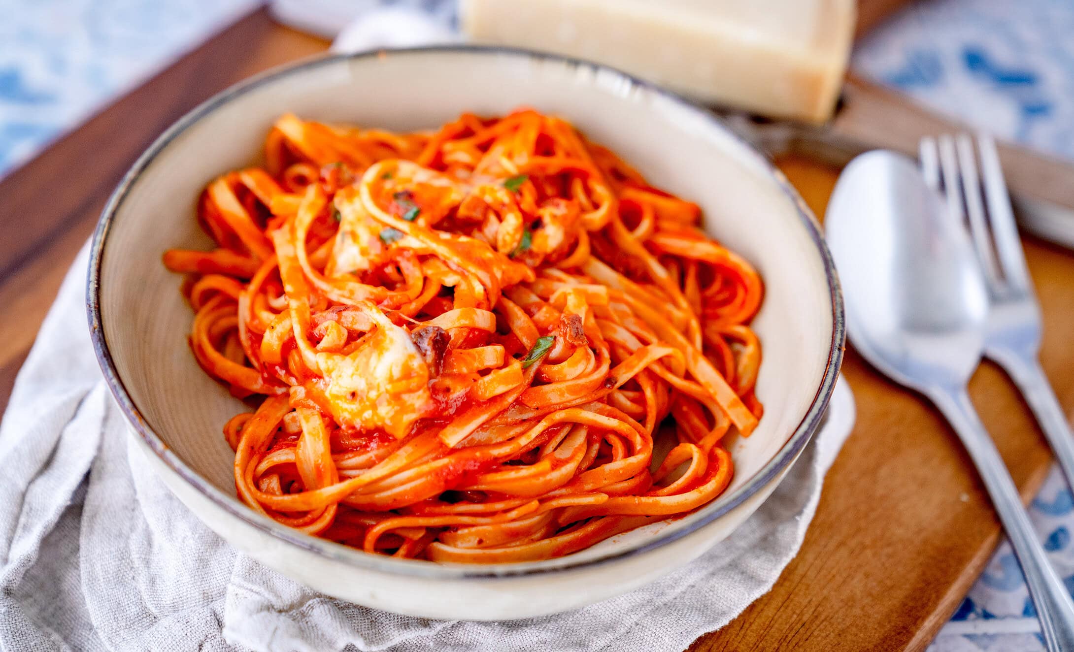 Cremige Linguine mit Guanciale und Mozzarella