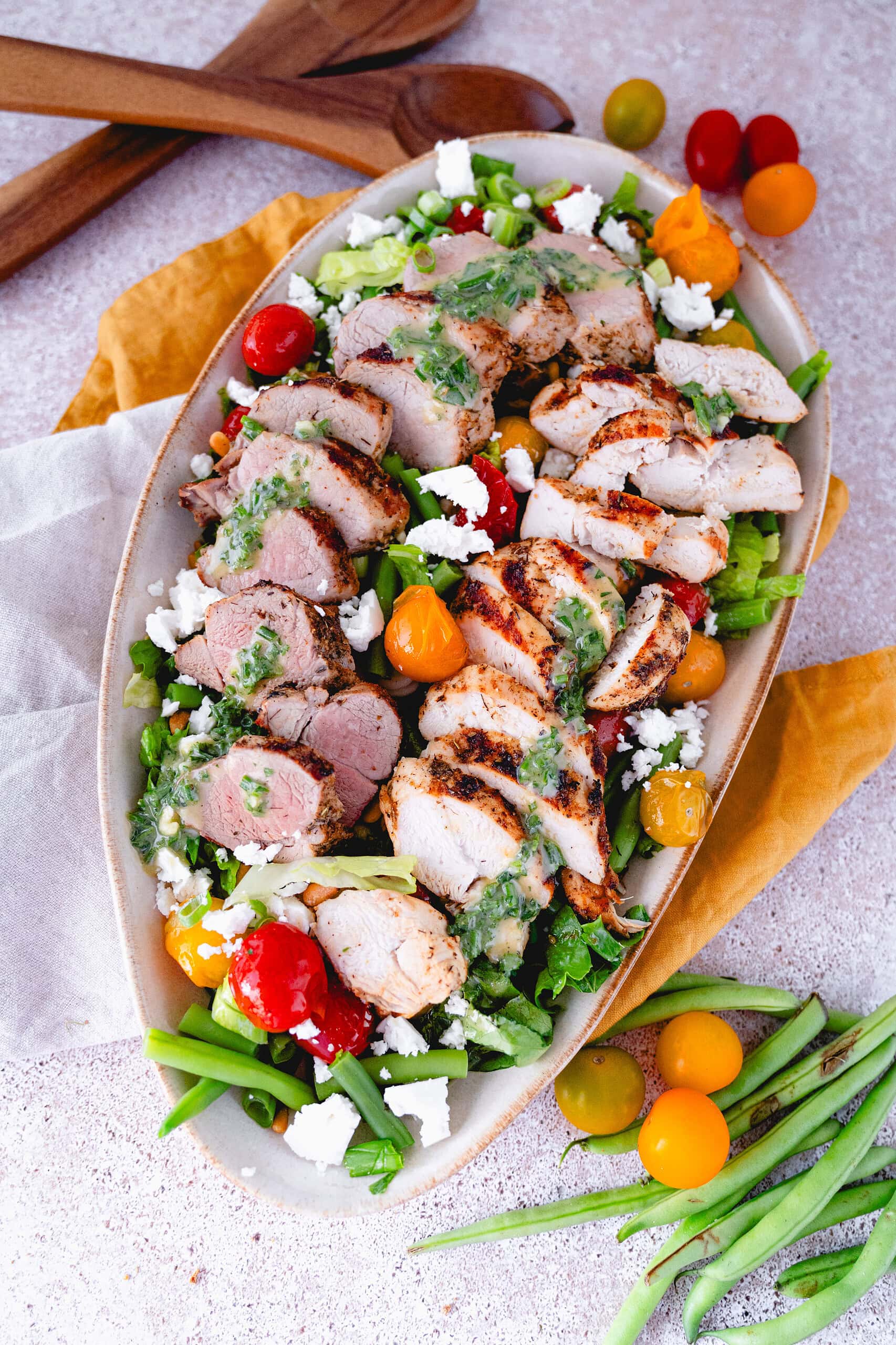 Griechischer Grillteller mit Schweinefilet, Hähnchenbrust und Bohnen