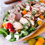 Griechischer Grillteller mit Schweinefilet und Hähnchenbrust auf Salat