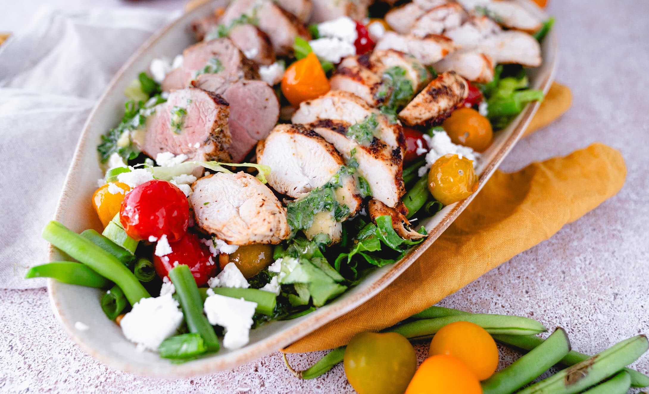 Griechischer Grillteller mit Schweinefilet und Hähnchenbrust auf Salat