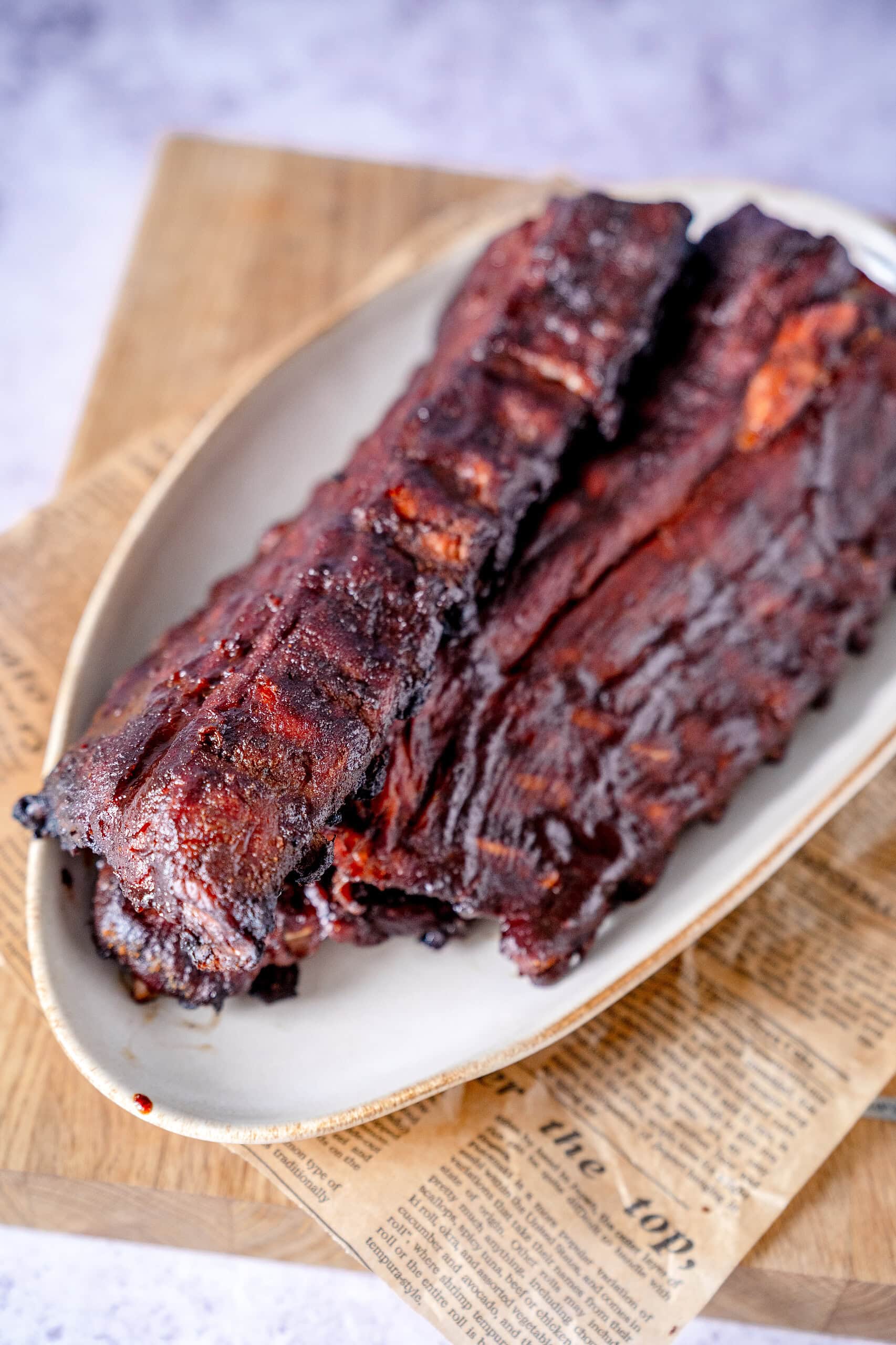 Saftige und glänzende Spareribs auf einem Teller