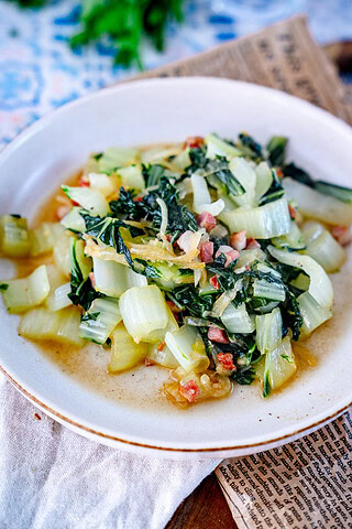 Pak Choi Pfannengemüse in einem hellen Teller.