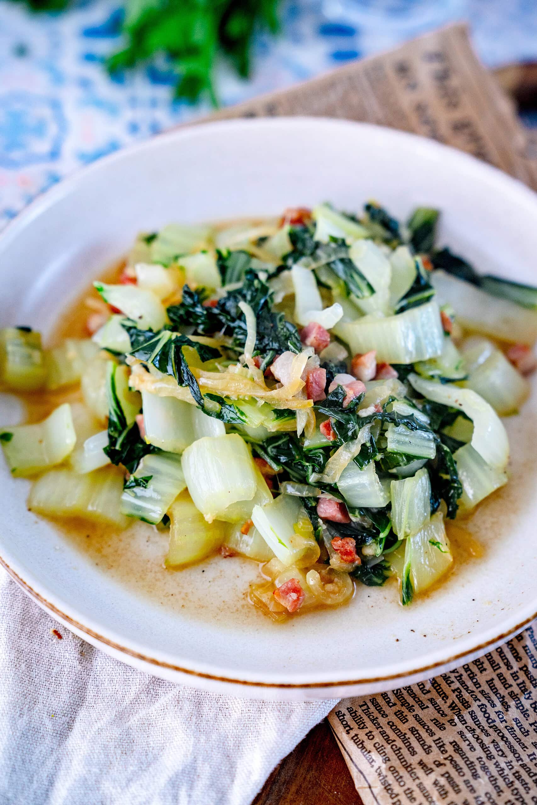 Pak Choi Pfannengemüse in einem hellen Teller.
