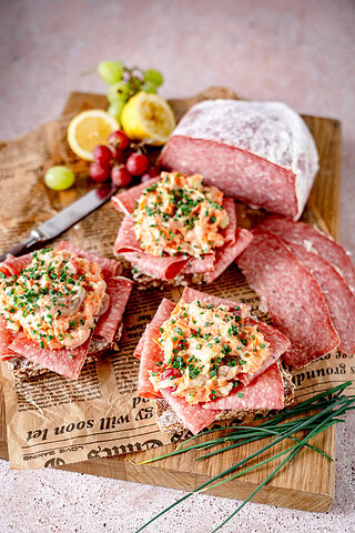 Smörrebröd mit Aoste Le Briedu Salami und einem Salami Laib