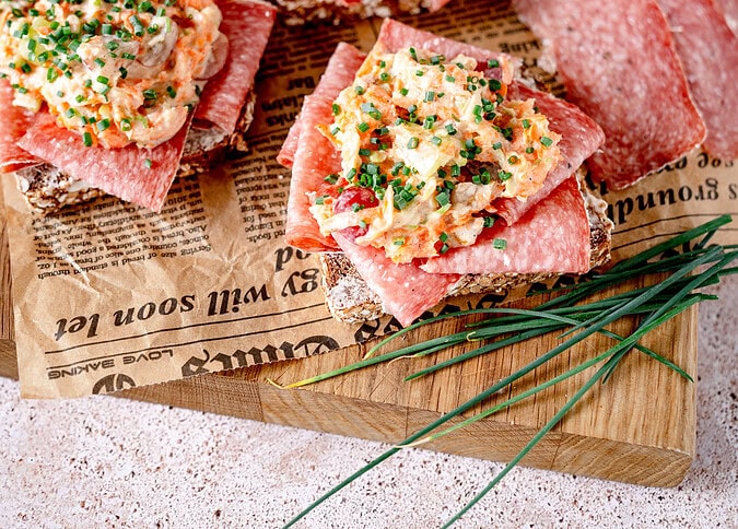 Smörrebröd mit Aoste Le Briedu Salami und einem Salami Laib