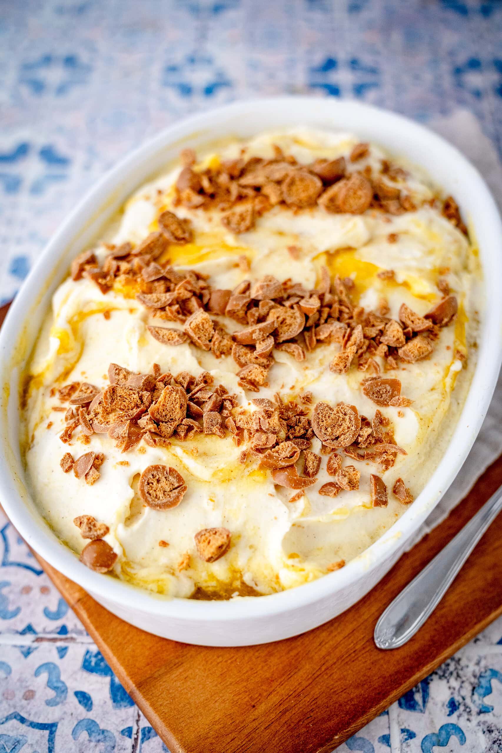 Solero Dessert in einer Auflaufform mit Maracuja Quark und Keksbröseln