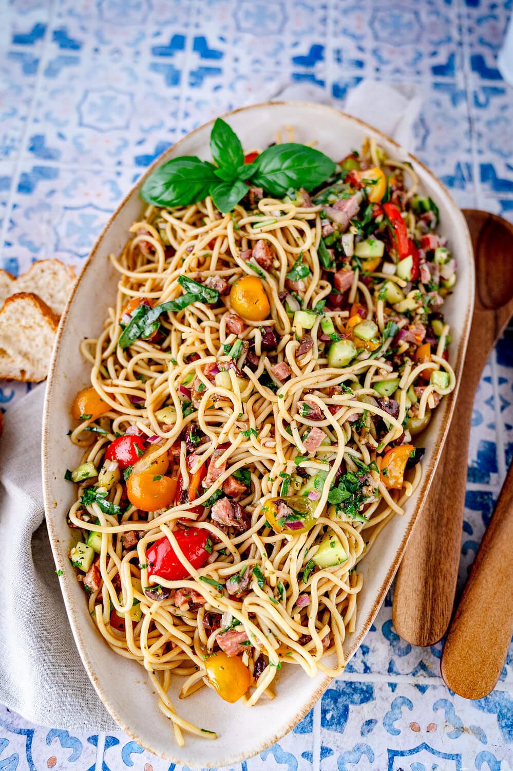 Spaghettisalat mit Salami, Balsamicodressing, Tomaten und Gurkenwürfeln
