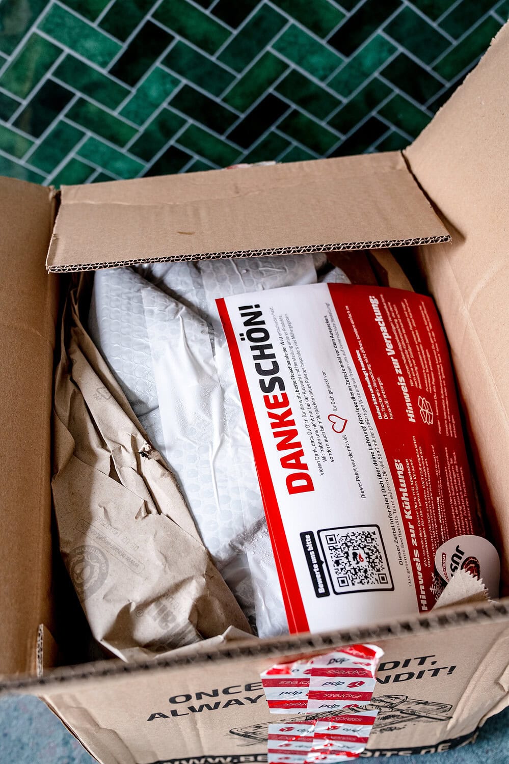 Geöffnetes Paket von den Beefbandits