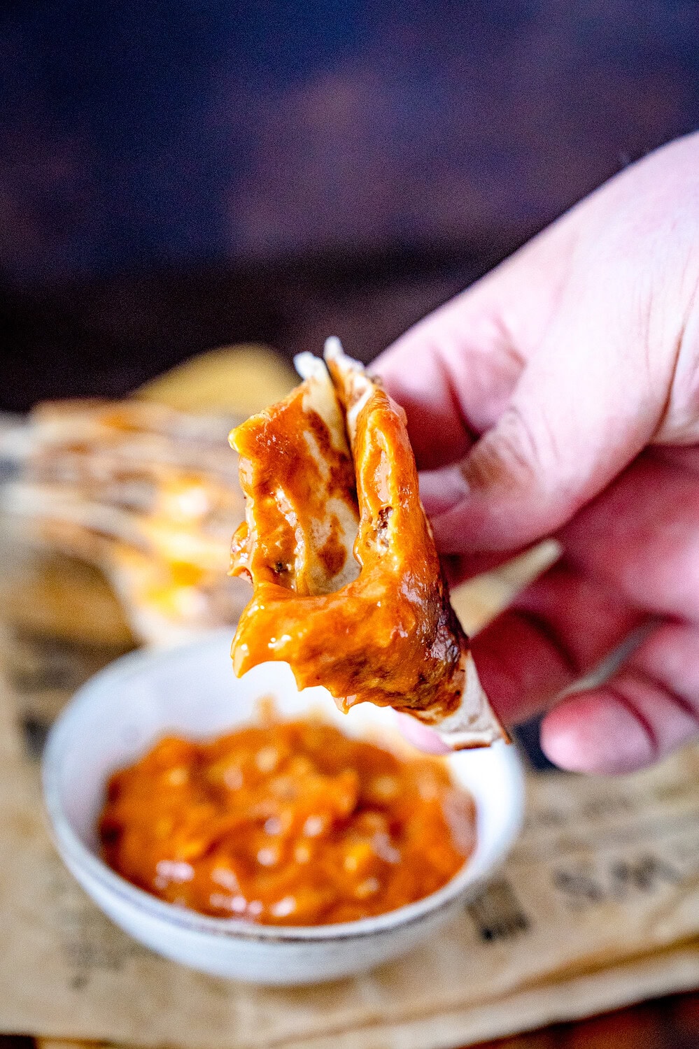 Cheeseburger Quesadilla mit reichlich Burgersauce