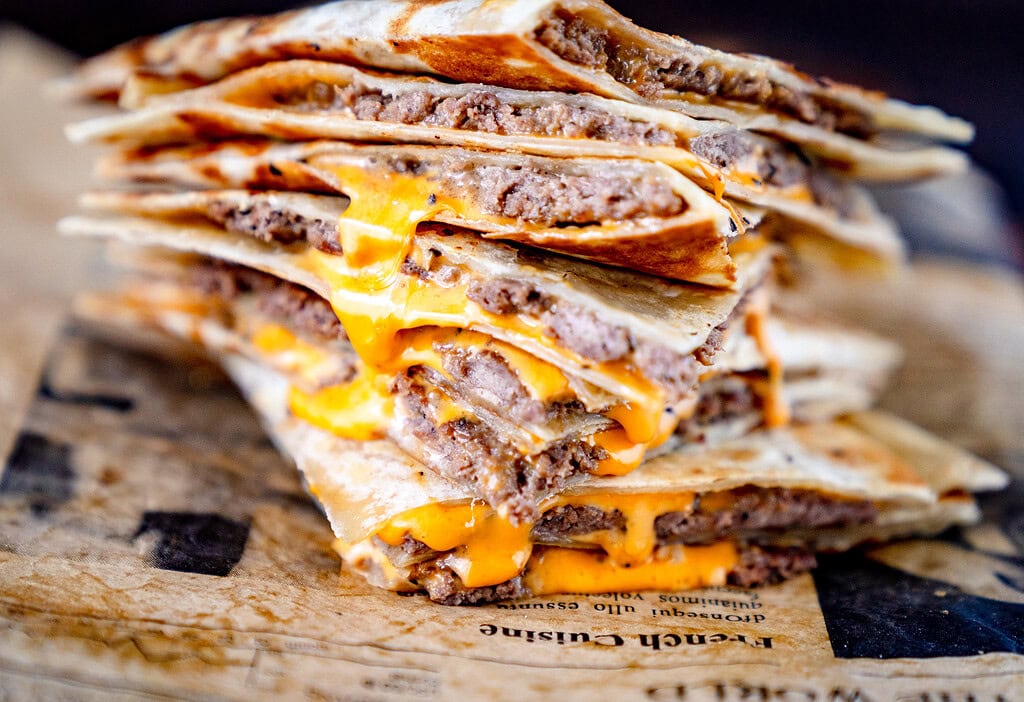 Cheeseburger Quesadillas auf Zeitungspapier