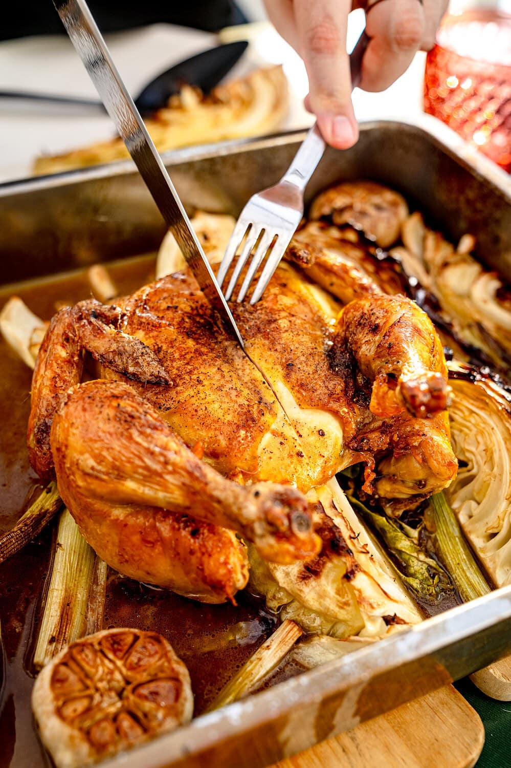 Brathähnchen beim Anschnitt mit Spitzkohl