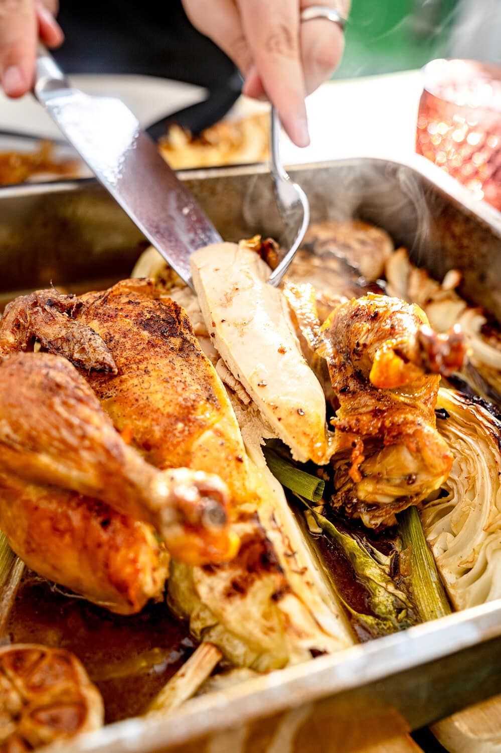 Dampfendes Brathähnchen auf Spitzkohl.