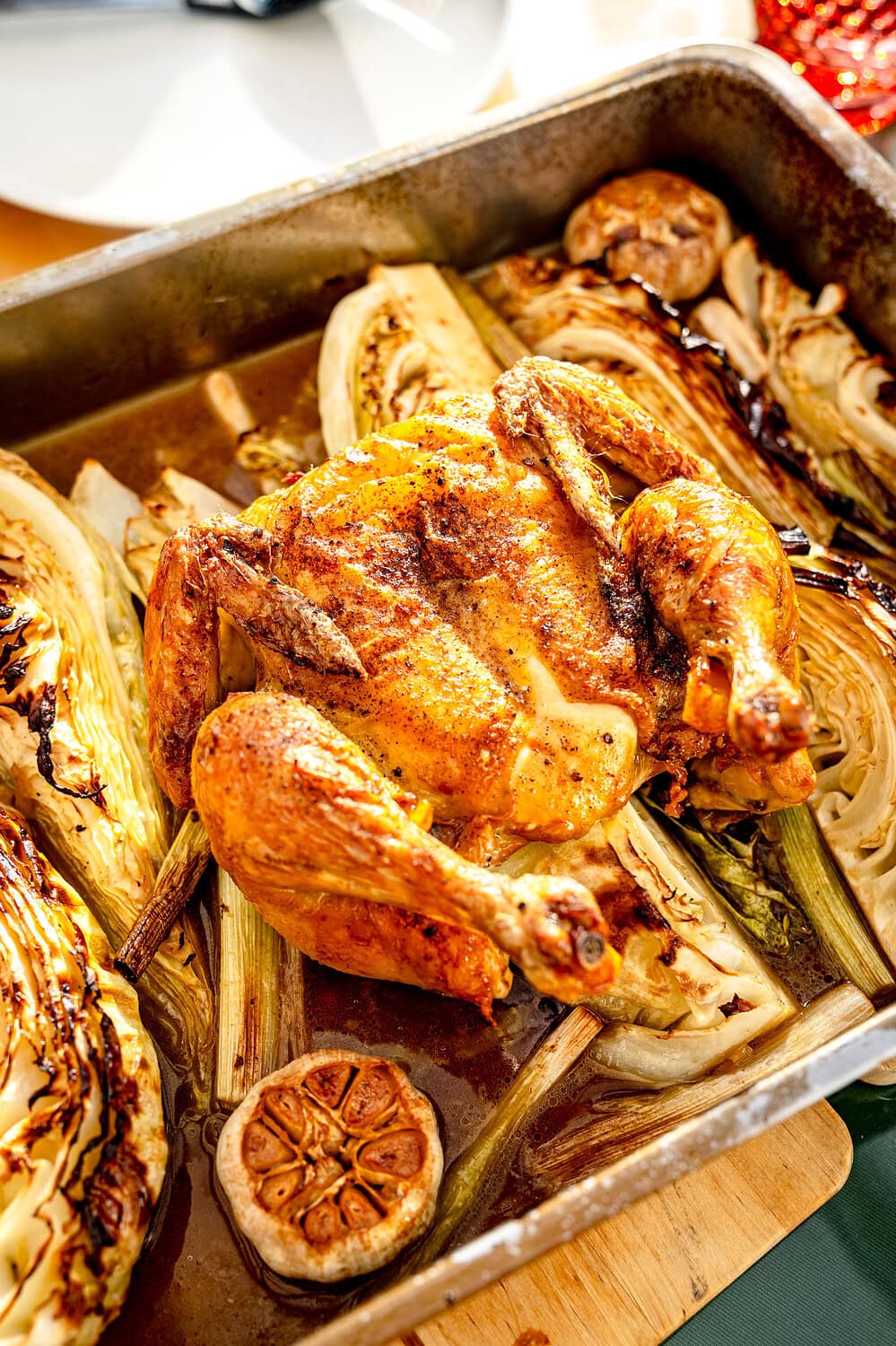Brathähnchen in einer Auflaufform mit viel Spitzkohl und Knoblauch