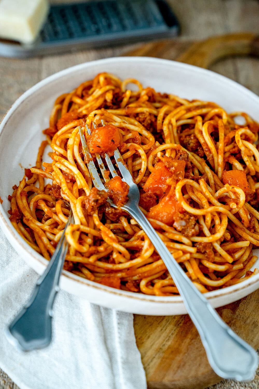 Kürbis Bolognese auf einer Gabel in einem tiefen Teller