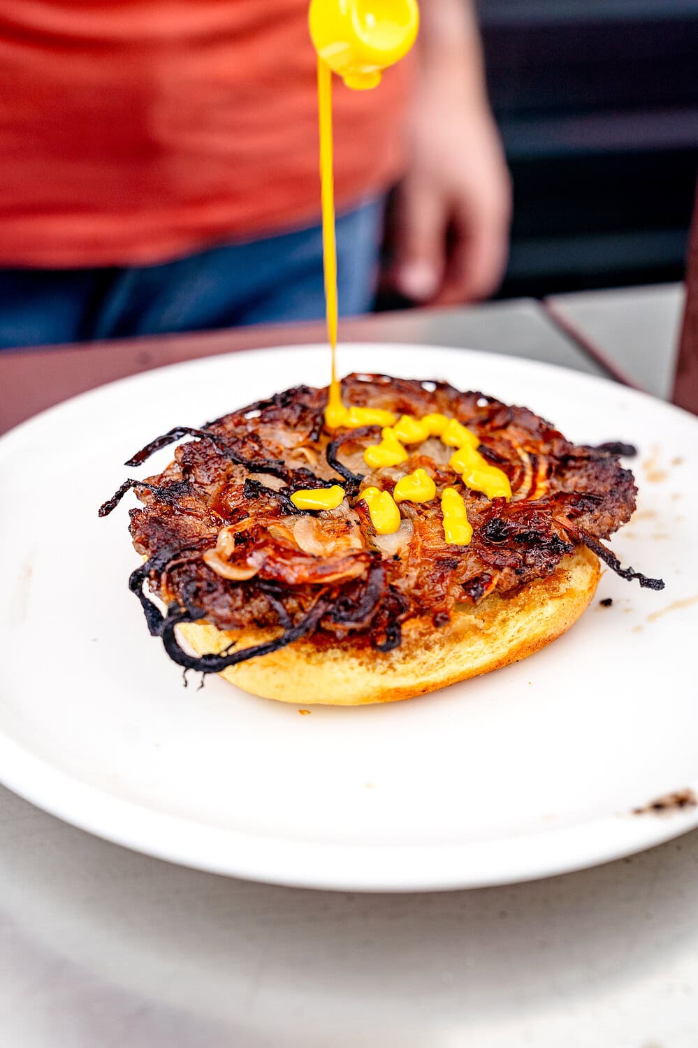 Yellow Mustard kommt auf den Oklahoma Fried Onion Burger