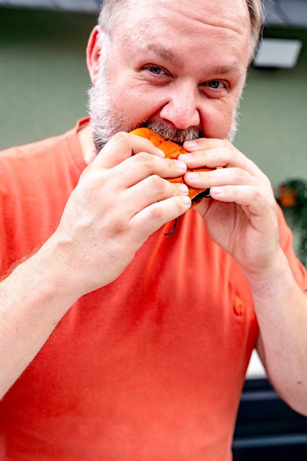 Benni beißt in den Oklahoma Onion Burger
