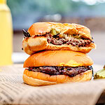 Ein angebissener und ein kompletter Oklahoma Fried Onion Burger