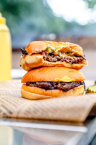 Ein angebissener und ein kompletter Oklahoma Fried Onion Burger