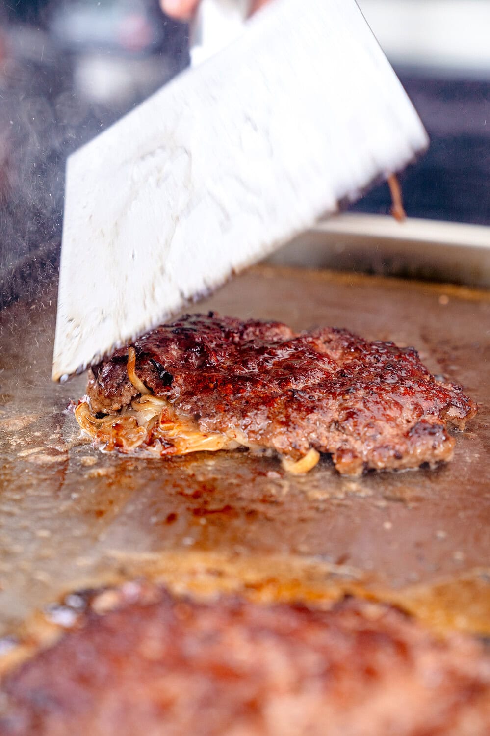 Der frisch gewendete Patty vom Oklahoma Fried Onion Burger